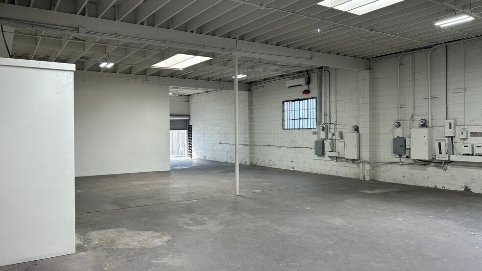 More Photos Of 115 W Hyde Park Blvd, Inglewood Manufacturing For Lease
