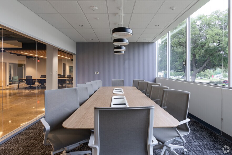 More Photos Of 1600 W Plano Pky, Plano Warehouse For Lease