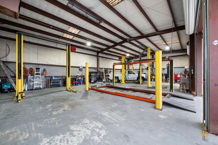 More Photos Of 7215 N Shepherd Dr, Houston Auto Repair For Sale