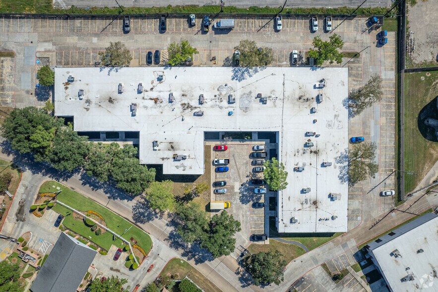 More Photos Of 301 Wells Fargo Dr, Houston Unknown For Lease