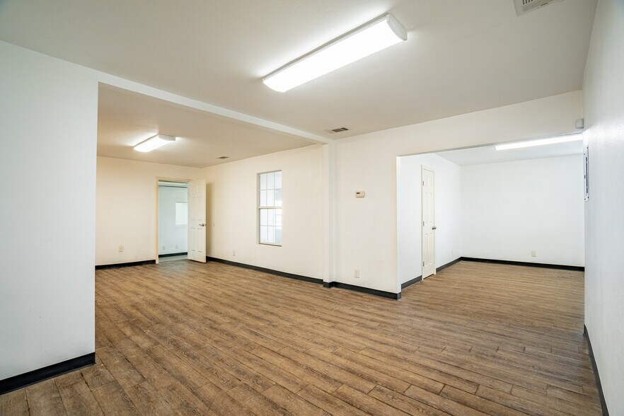 More Photos Of 401 W Simonds Rd, Seagoville Office For Sale