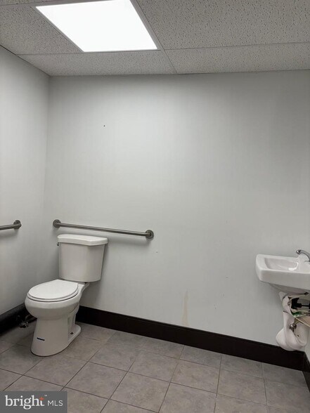 More Photos Of 801-819 Creek Rd, Bellmawr Unknown For Lease