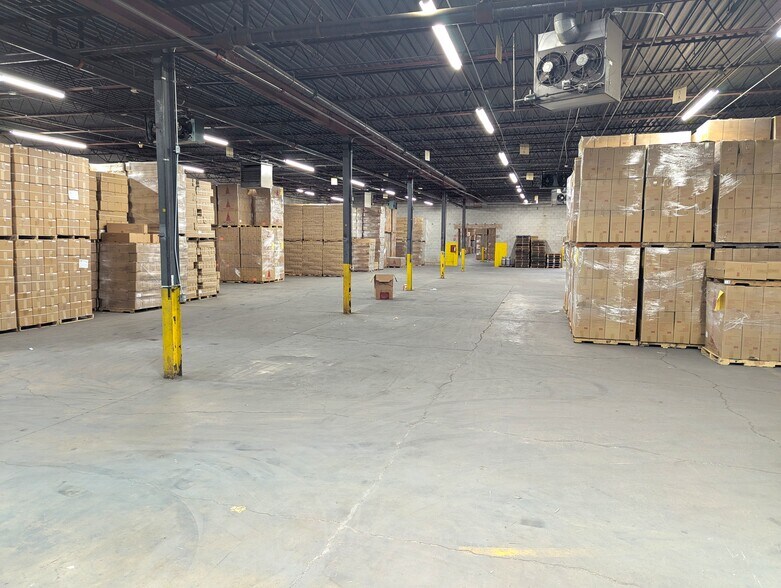 More Photos Of 2021 West St, River Grove Warehouse For Lease