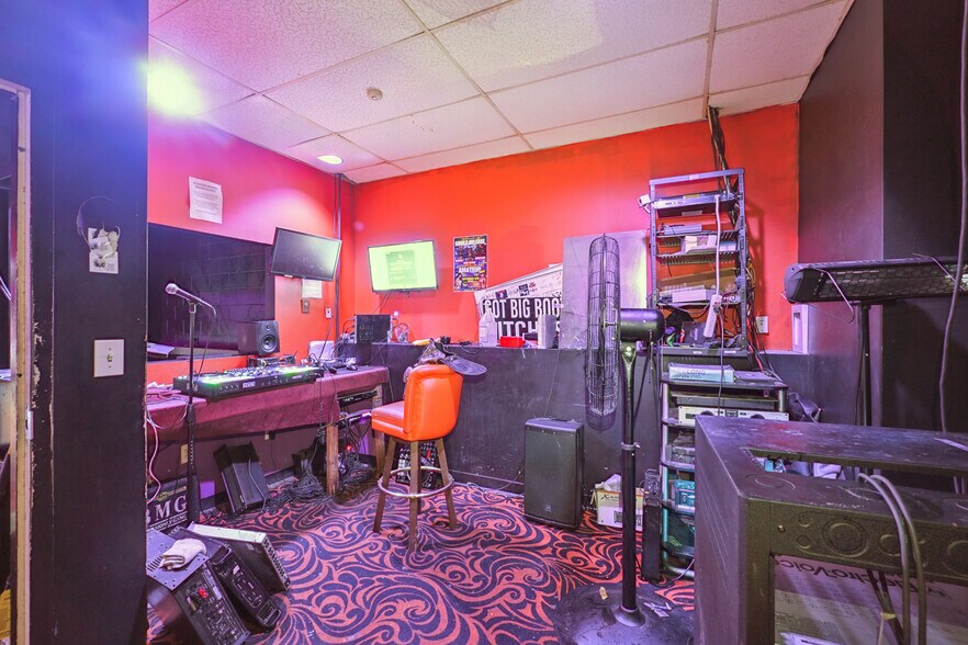 More Photos Of 4730 Frontage Rd, Forest Park Bar For Sale