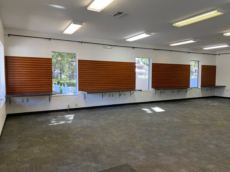 More Photos Of 208 S US-27 Hwy, Lady Lake General Retail For Lease