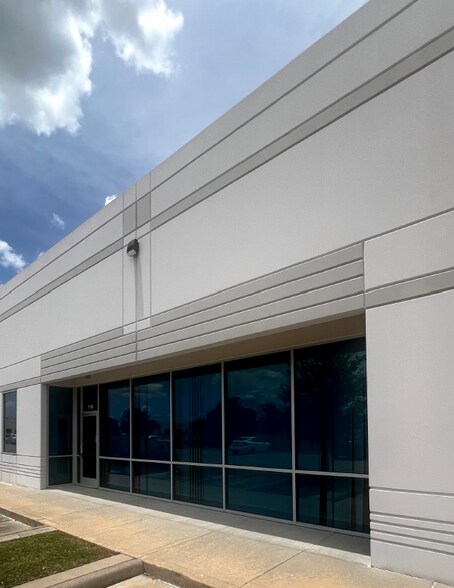 More Photos Of 320 Mason Creek Dr, Katy Warehouse For Lease