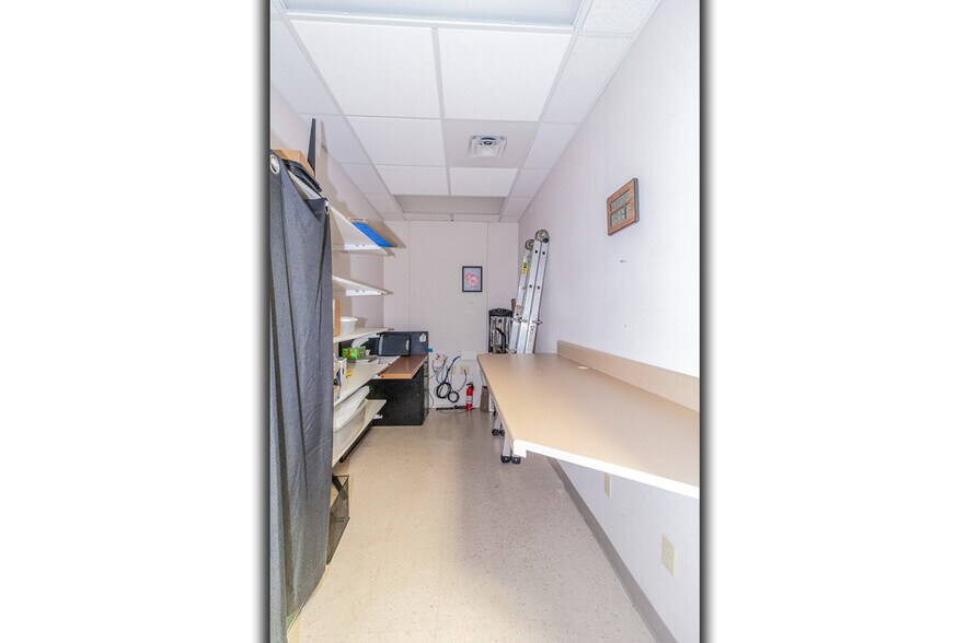More Photos Of 1620 N Shawano St, New London Medical For Lease