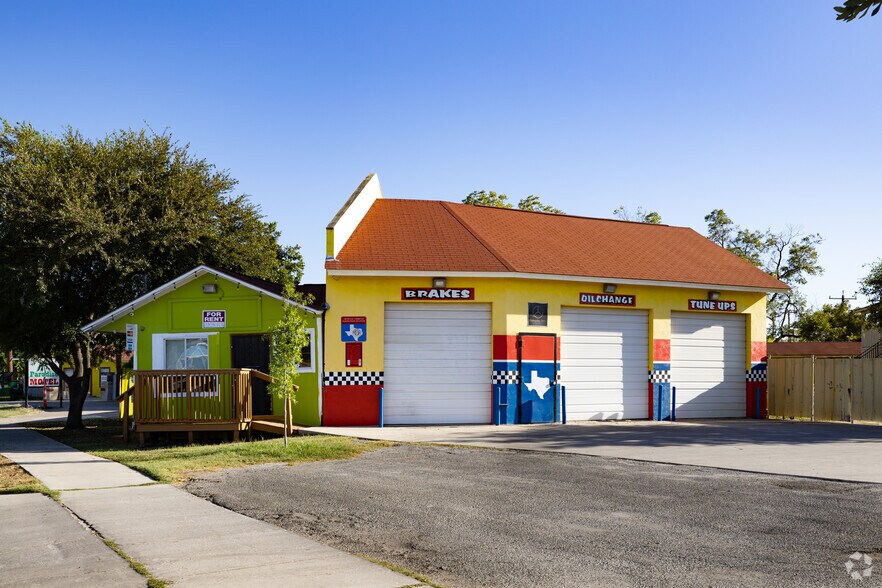 More Photos Of 3014 Roosevelt Ave, San Antonio Auto Repair For Sale