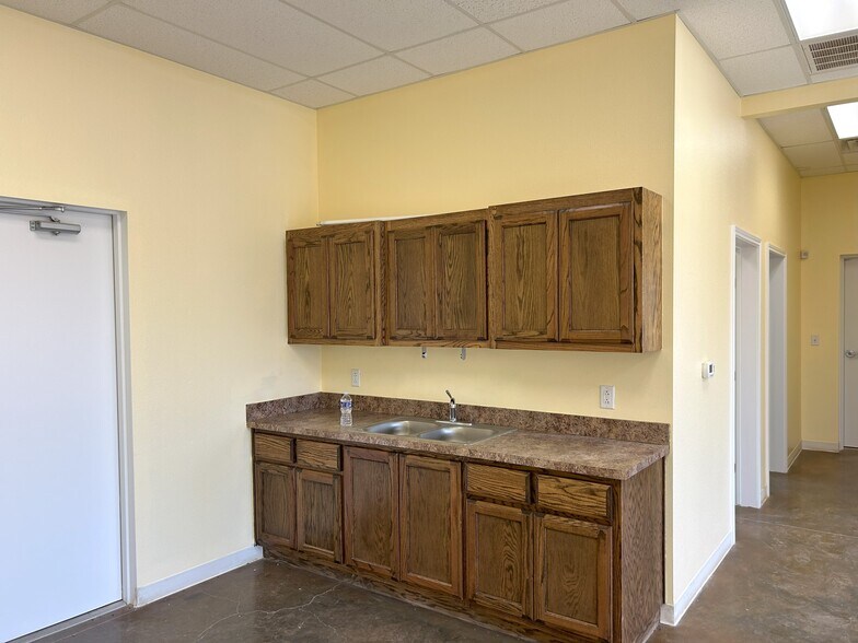 More Photos Of 1463 Oil Mill Rd, Pecos Warehouse For Lease