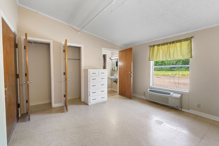 More Photos Of 510 E Bonham St, Jefferson Medical For Sale