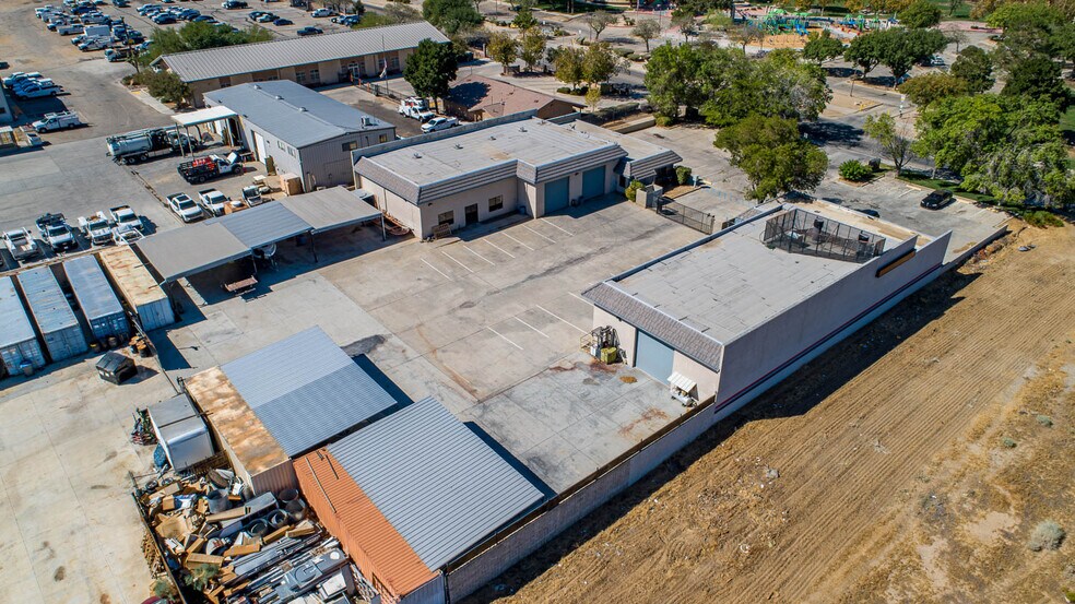 More Photos Of 39126-39130 3rd St E, Palmdale Service For Sale