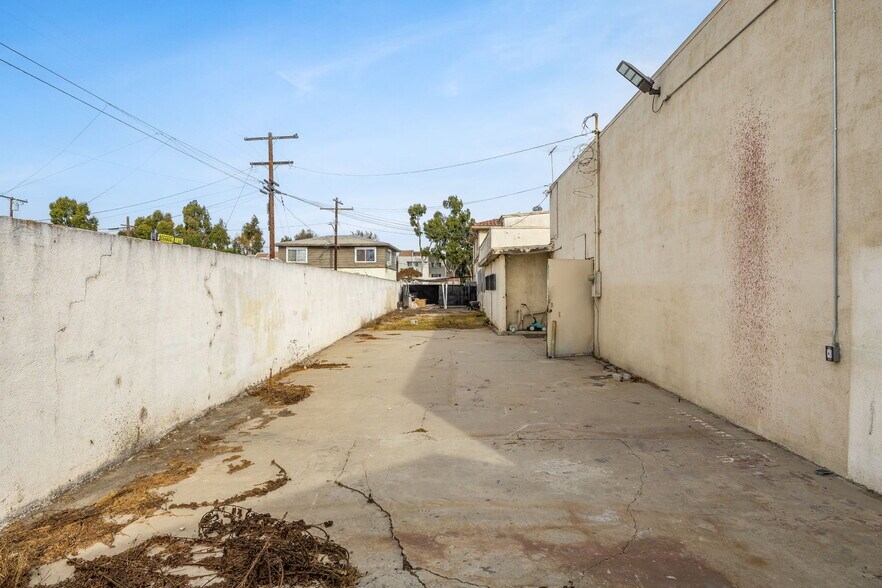 More Photos Of 915 N Willowbrook Ave, Compton Warehouse For Sale