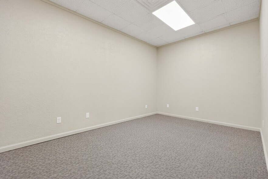 More Photos Of 800 W Rock Creek Rd, Norman Office For Lease