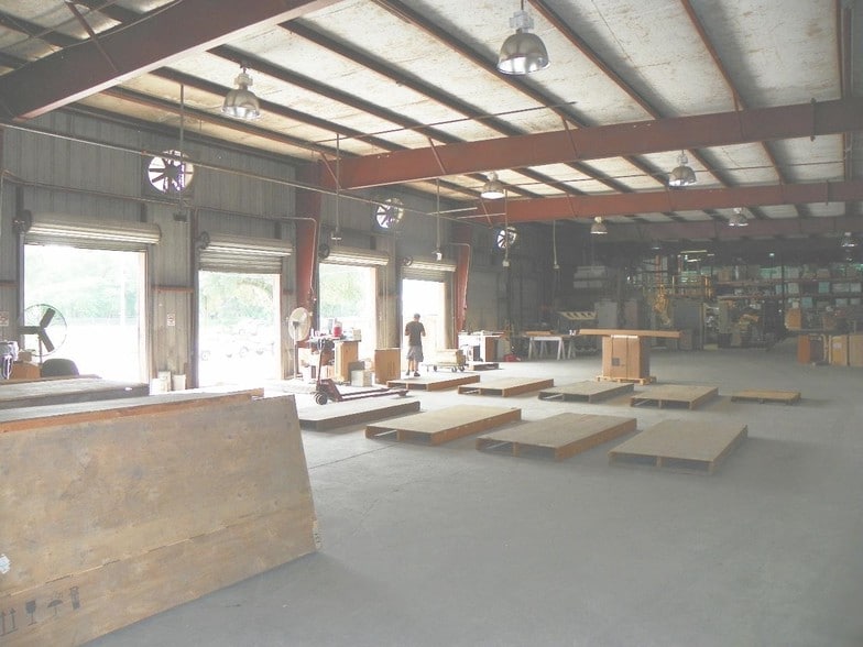 More Photos Of 1107 N Thomas Ave, Leesburg Warehouse For Lease