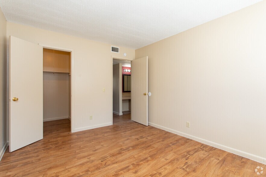 More Photos Of 5050 Fredericksburg Rd, San Antonio Apartments For Sale