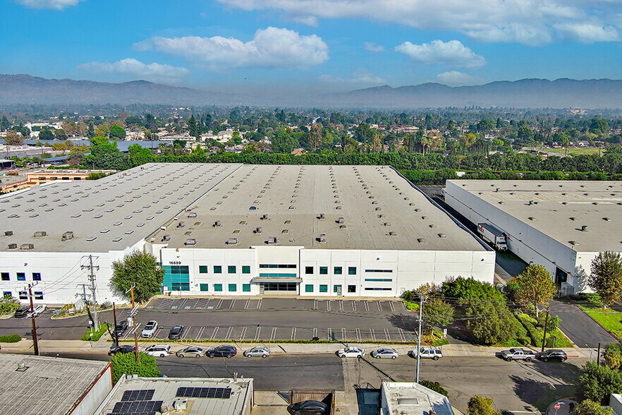 More Photos Of 16689 Schoenborn St, North Hills Warehouse For Lease