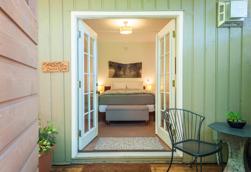 More Photos Of 2579 W Shore Dr, Lummi Island Hotel For Sale