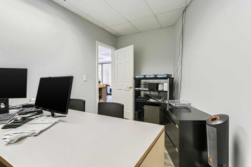 More Photos Of 5215 SE Flavel Dr, Portland Freestanding For Lease
