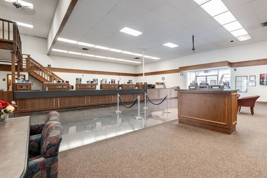 More Photos Of 890 W Lacey Blvd, Hanford Bank For Sale