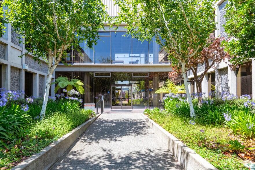 More Photos Of 7901 Oakport St, Oakland Office For Lease