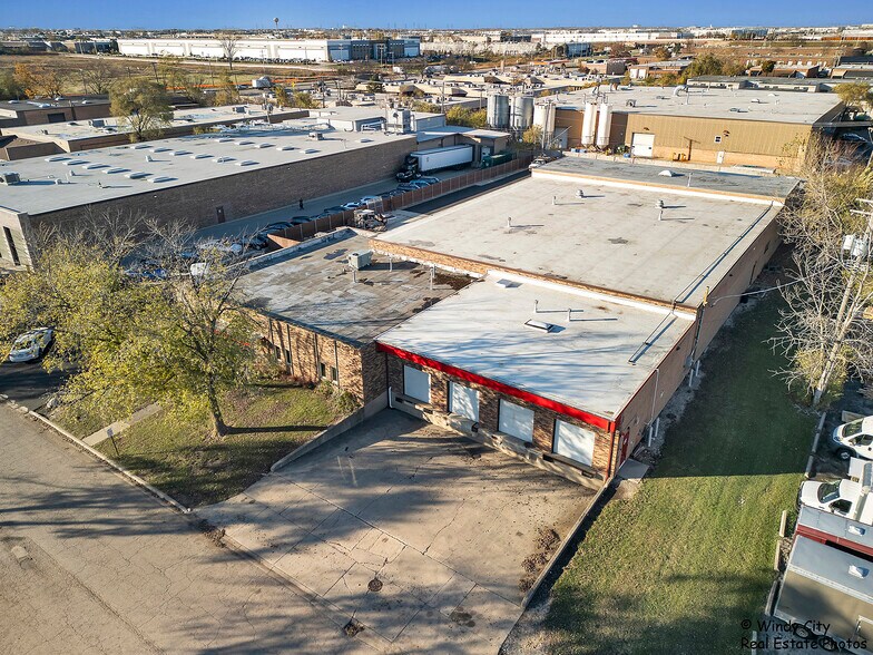 More Photos Of 1025 Industrial Dr, Bensenville Warehouse For Lease