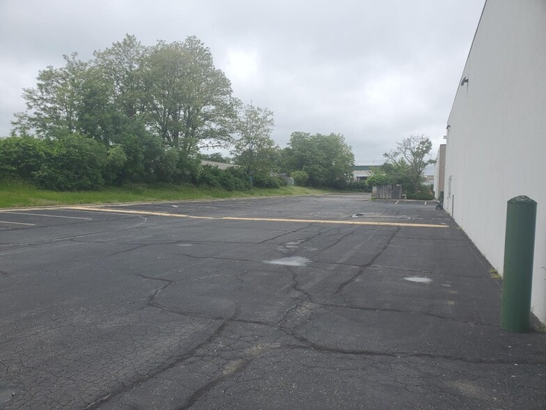 More Photos Of 60-70 Cleveland Ave, Bay Shore Warehouse For Lease