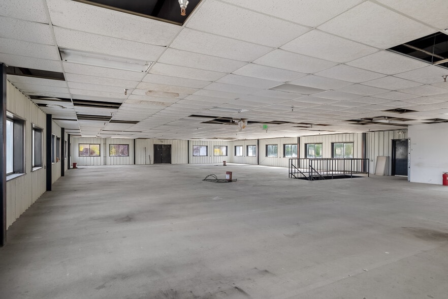 More Photos Of 51 Tower Blvd, Elma Flex For Lease