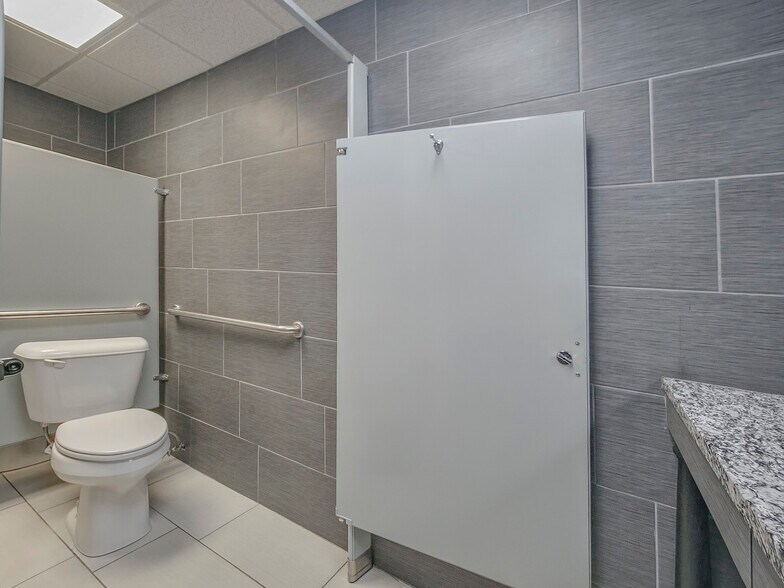 More Photos Of 6001 Nw Expressway, Oklahoma City Office For Sale