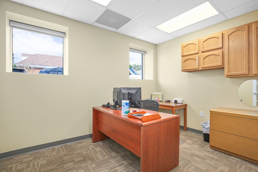 More Photos Of 107 Olde Greenwich Dr, Fredericksburg Office For Sale