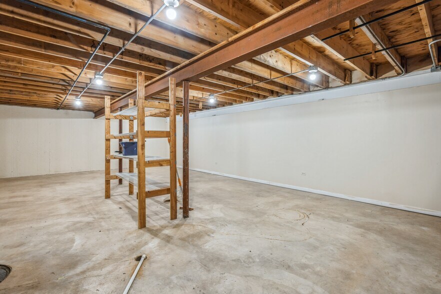 More Photos Of 207 W Northwest Hwy, Barrington Storefront Retail Office For Lease