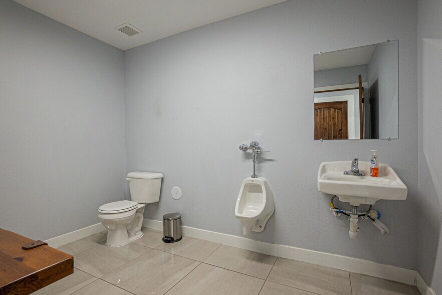 More Photos Of 3500 Confederate Rd, El Paso Warehouse For Lease