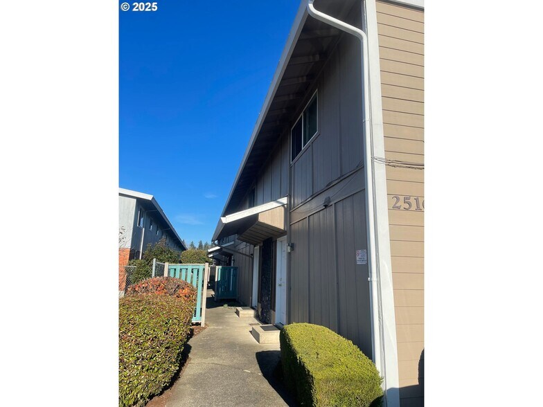 More Photos Of 2510 E 8TH St, Vancouver Apartments For Sale