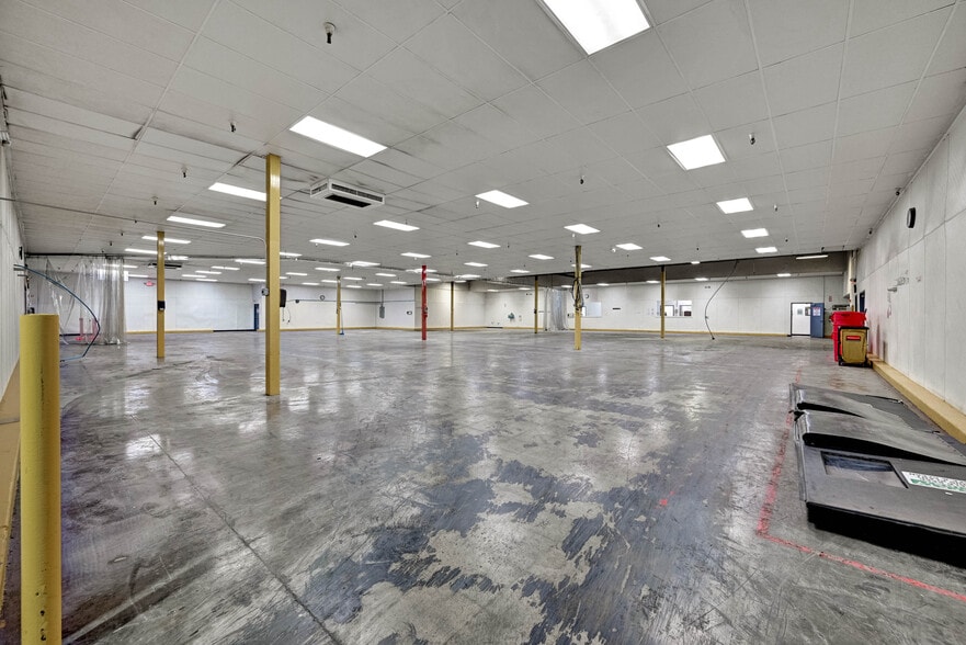 More Photos Of 100 Chamber Plz, Charleroi Supermarket For Lease