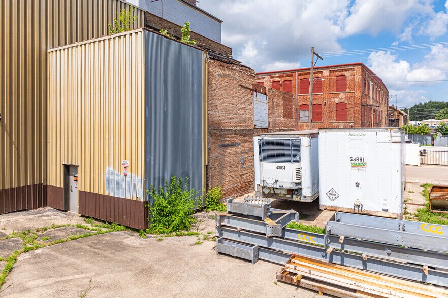 More Photos Of 227 S River St, Aurora Warehouse For Lease