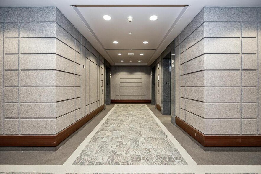 More Photos Of 4425 N River Blvd NE, Cedar Rapids Office For Sale