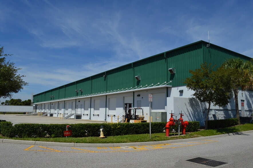 More Photos Of 1750-1764 Business Center Ln, Kissimmee Distribution For Lease