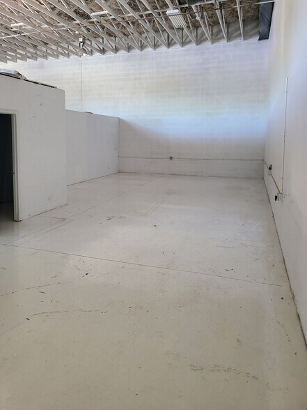 More Photos Of 120-140 Riverside Rd, Mesquite Showroom For Lease