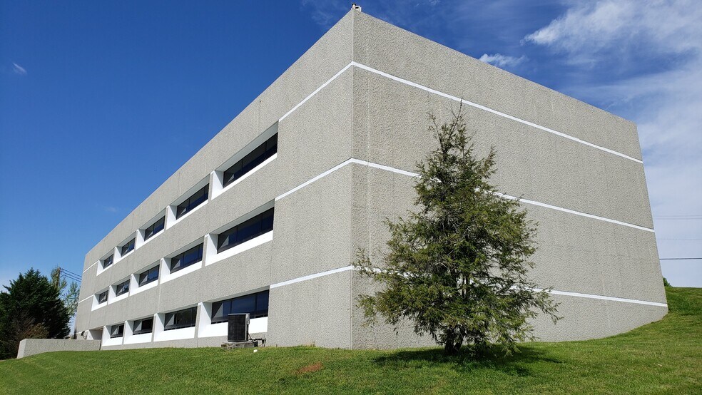 More Photos Of 150 Americus Way, Oak Ridge Office For Sale