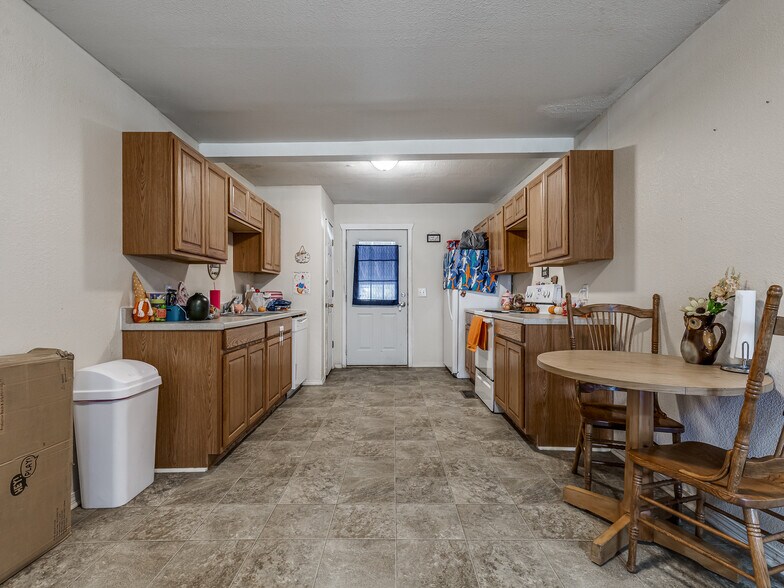 More Photos Of 940 N Ross Ave, Dewey Multifamily For Sale