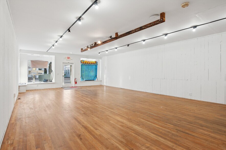 More Photos Of 67 Jobs Ln, Southampton Storefront For Lease