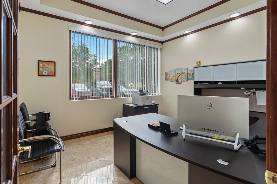 More Photos Of 7901 Kingspointe Pky, Orlando Showroom For Sale