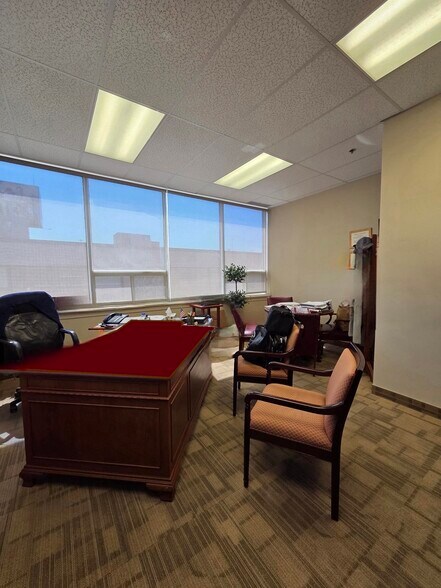 More Photos Of 4360 Ch de la Côte-de-Liesse, Mt Royal Showroom For Lease