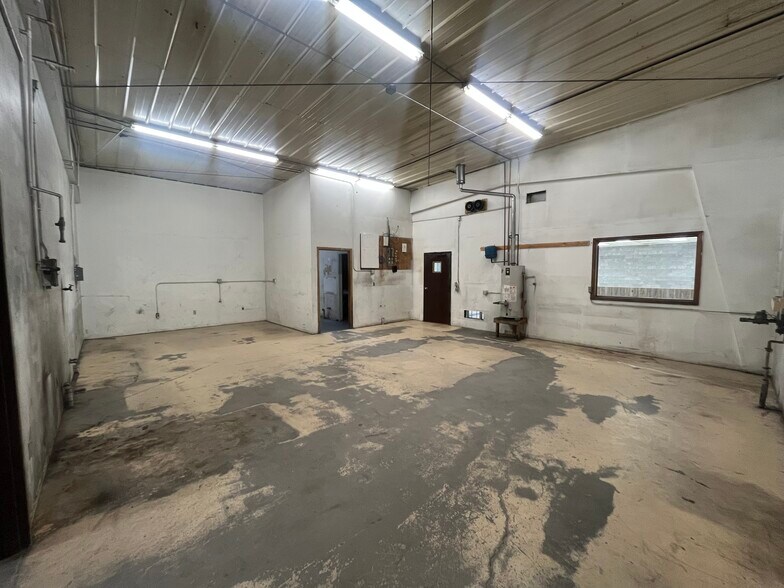 More Photos Of 577 W Coulter Ave, Powell Freestanding For Lease