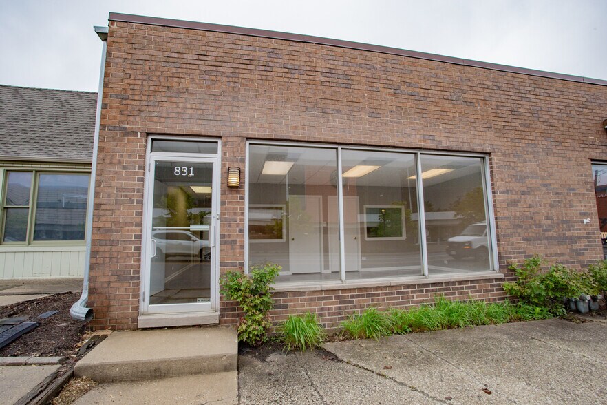 More Photos Of 831 W Touhy Ave, Park Ridge Storefront For Lease