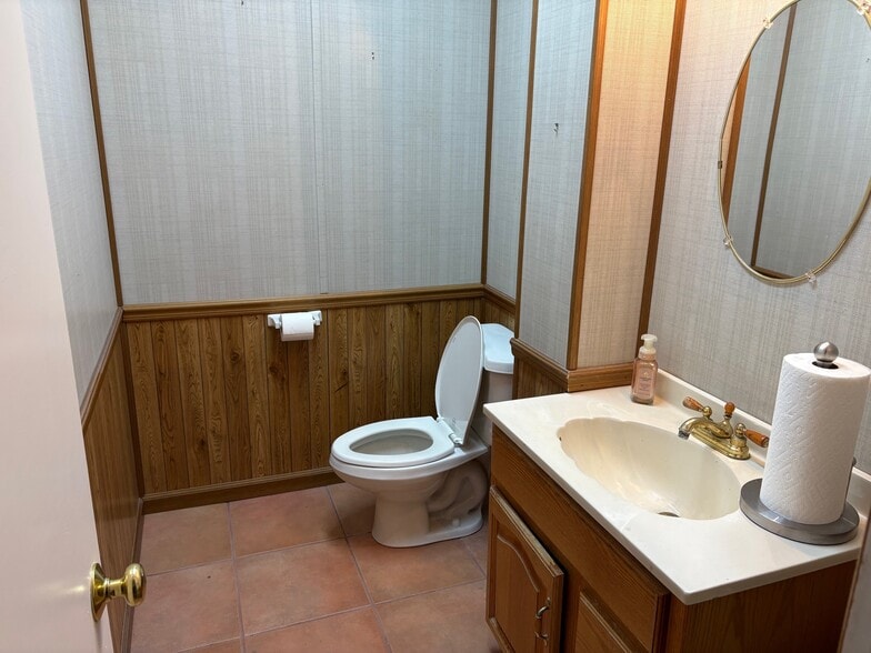 More Photos Of 11305 Hickman Mills Dr, Kansas City Office For Sale