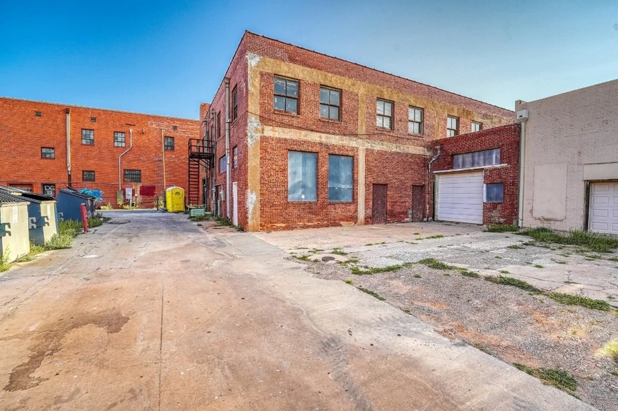 More Photos Of 113 S Main St, Altus Storefront For Sale