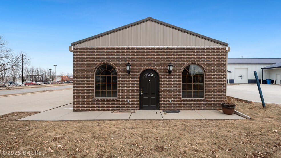 More Photos Of 202 S 9th St, Indianola Storefront For Sale