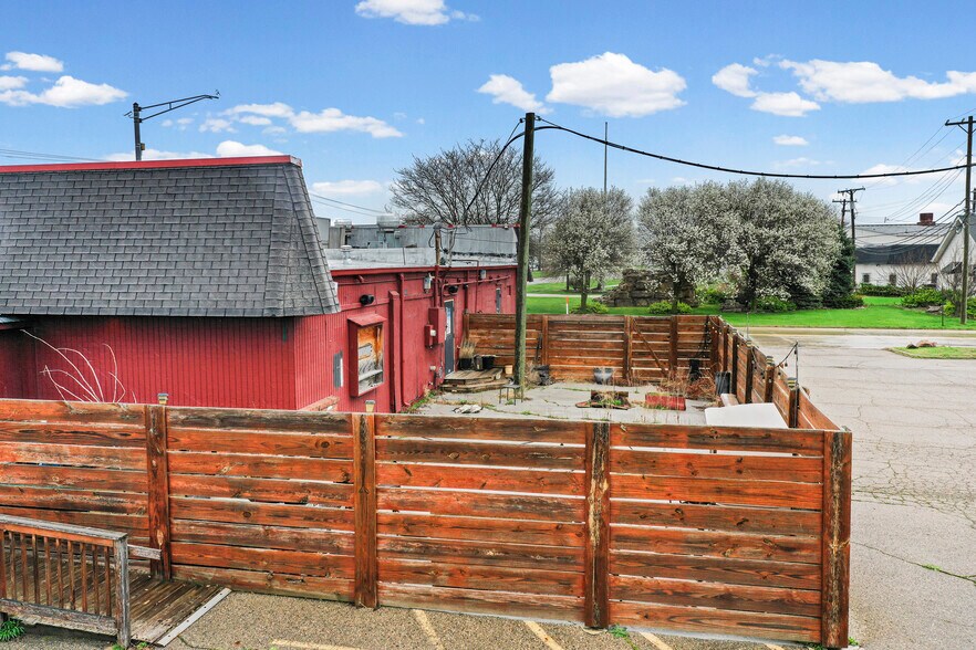 More Photos Of 1090 Rochester Rd, Troy Restaurant For Sale