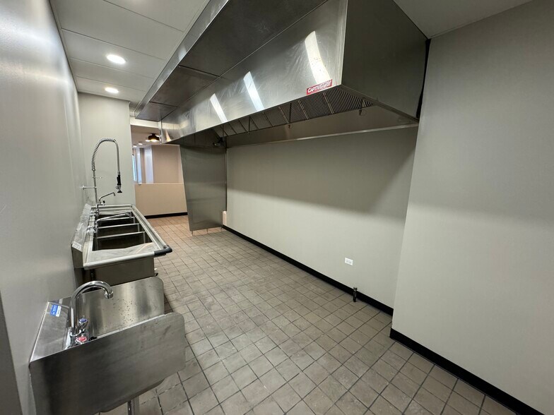 More Photos Of 2336 N Clark St, Chicago Restaurant For Lease