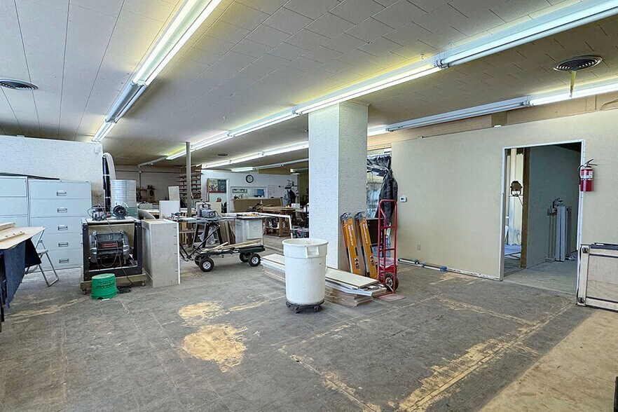 More Photos Of 1801 Wood St, Elkhart Storefront For Sale